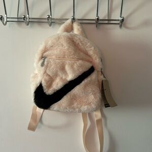 Nike Sportswear Futura 365
Faux Fur Mini Backpack